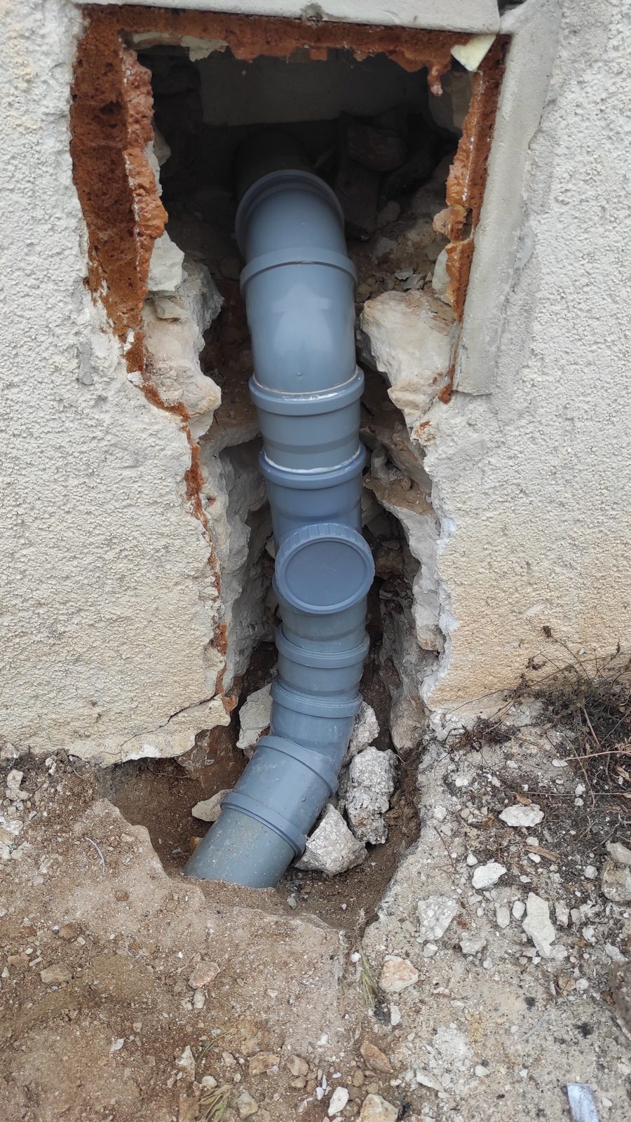 Nova odvodna cijev Ø110 u otvorenoj niši fasade: koljena od 45° na izlazu iz kuće, revizija s okruglim poklopcem i blaga koljena prema cesti