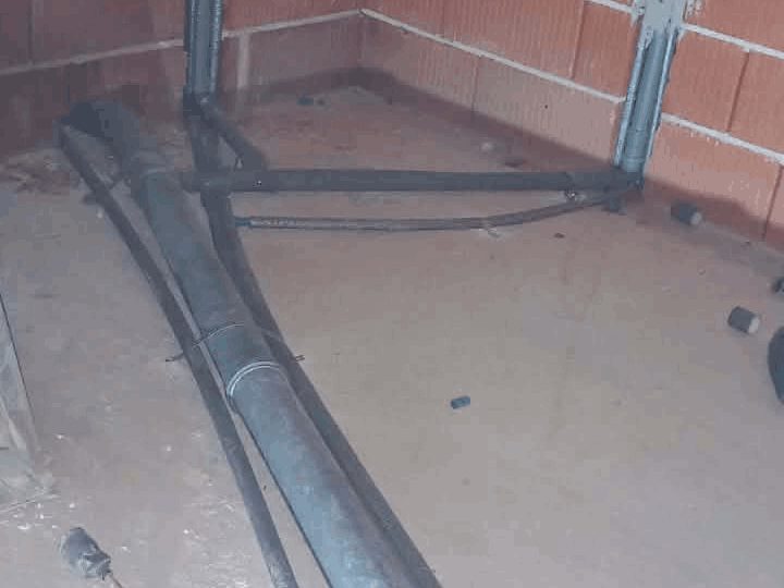 Odvodne cijevi vođene po podu do vertikale i priključci u kutu prostorije