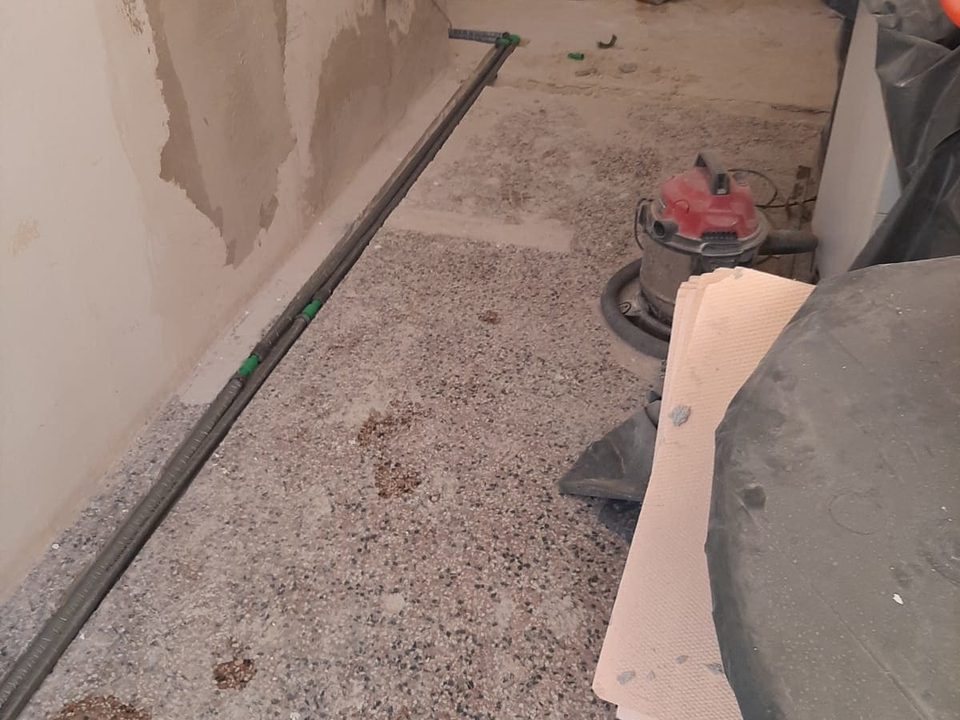 Nove PPR cijevi položene u ištemani utor uz zid i pod, prije zatvaranja