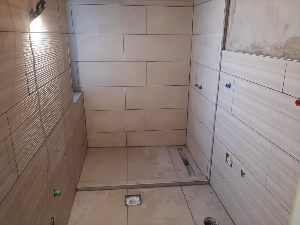 Popločana tuš kabina s linijskim odvodom u podu i pripremljenim priključcima za miješalicu