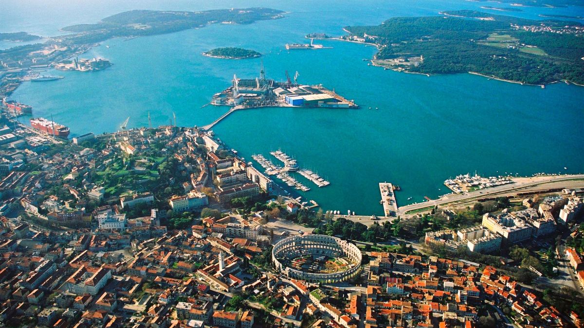 Pogled iz zraka na Pulu i pulsku luku